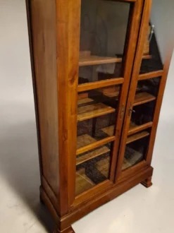 Petite armoire vitrée