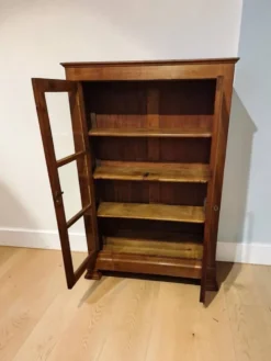 Petite armoire vitrée