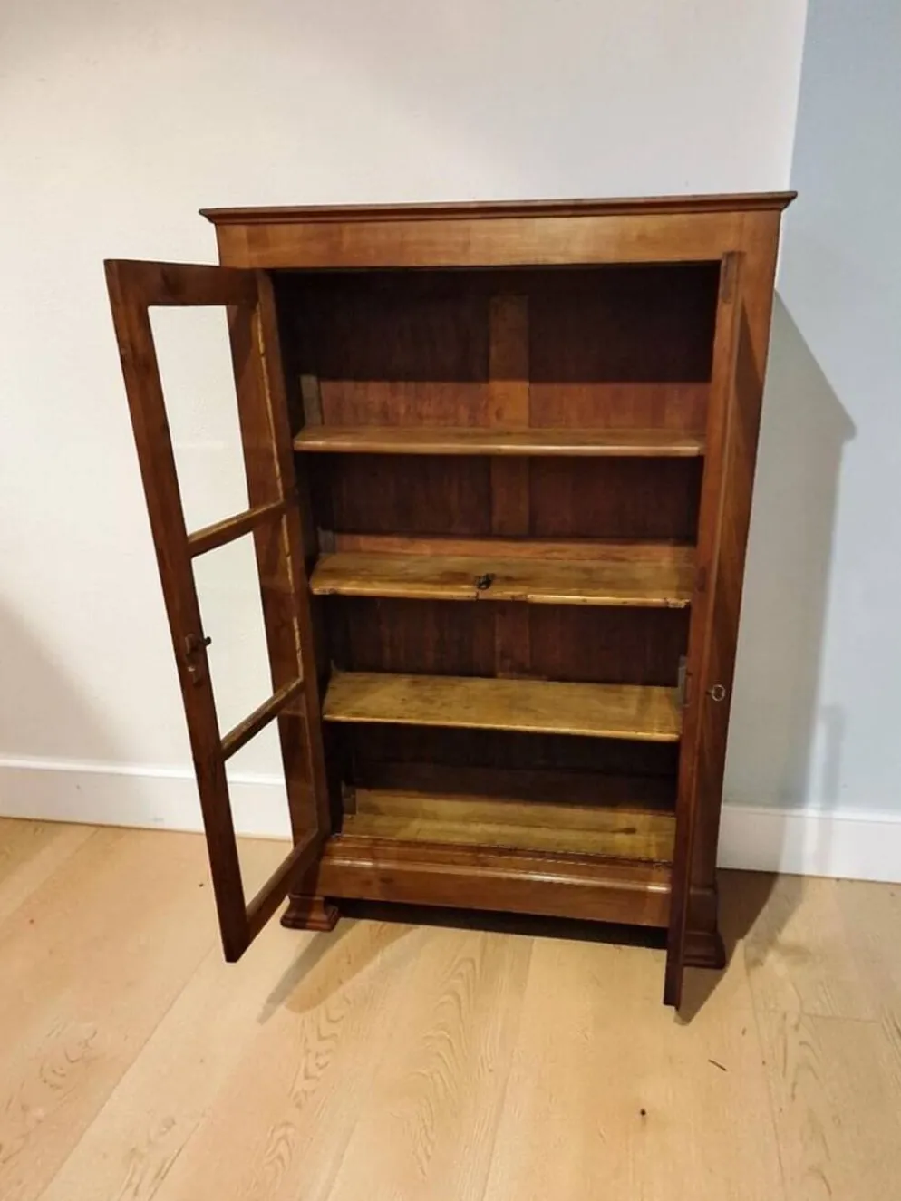 Petite armoire vitrée