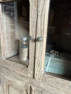 Petite armoire vitrée ancienne
