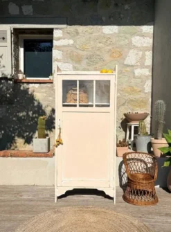 Petite armoire vitrée « Pâquerette »