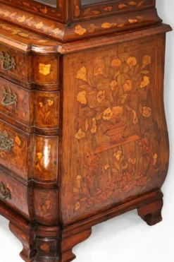 Petite armoire vitrine néerlandaise ancienne en marqueterie florale