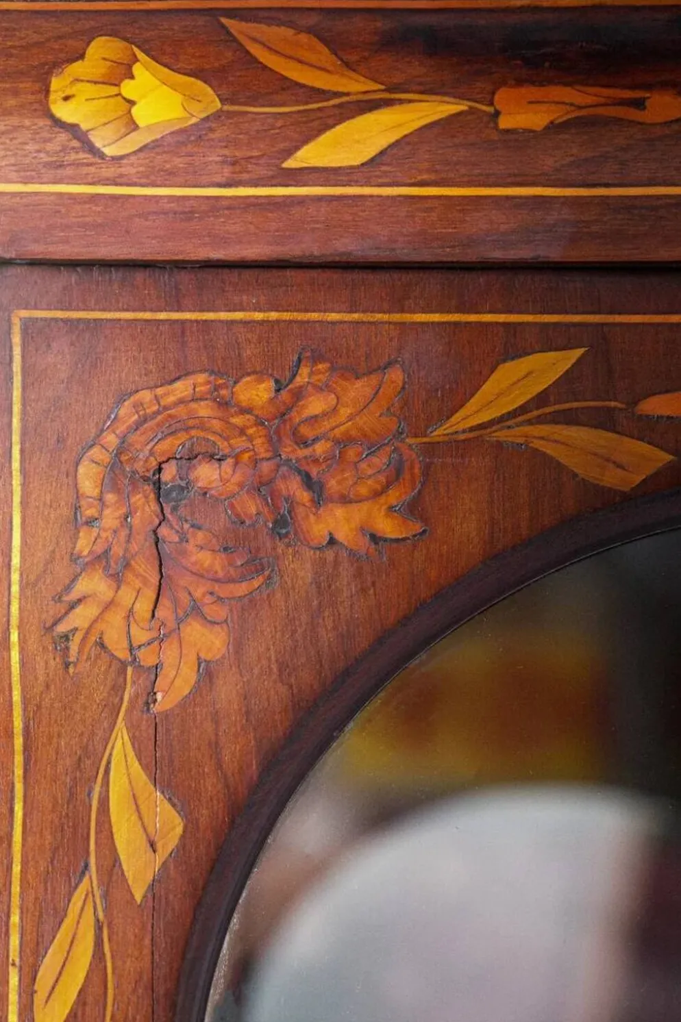 Petite armoire vitrine néerlandaise ancienne en marqueterie florale
