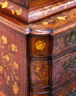 Petite armoire vitrine néerlandaise ancienne en marqueterie florale