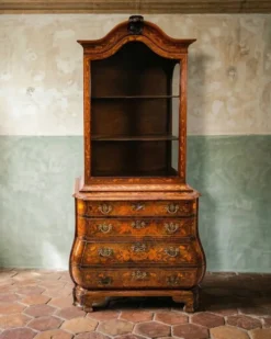 Petite armoire vitrine néerlandaise ancienne en marqueterie florale