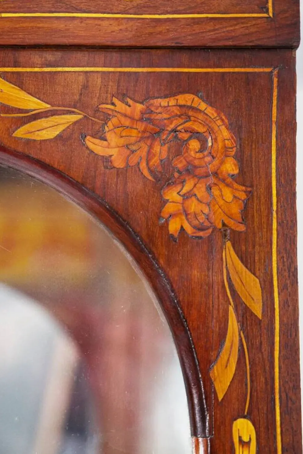 Petite armoire vitrine néerlandaise ancienne en marqueterie florale