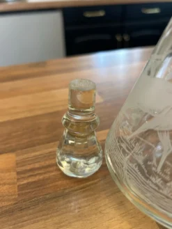 Petite carafe vintage en verre gravé – décor cerf et forêt