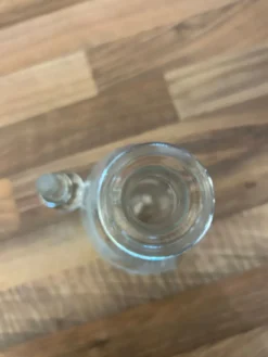 Petite carafe vintage en verre gravé – décor cerf et forêt