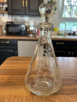 Petite carafe vintage en verre gravé – décor cerf et forêt