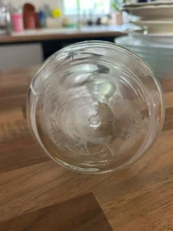 Petite carafe vintage en verre gravé – décor cerf et forêt