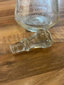 Petite carafe vintage en verre gravé – décor cerf et forêt