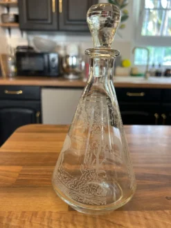 Petite carafe vintage en verre gravé – décor cerf et forêt