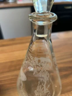 Petite carafe vintage en verre gravé – décor cerf et forêt