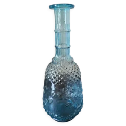 Petite carafe vintage en verre bleu turquoise moulé à décor floral