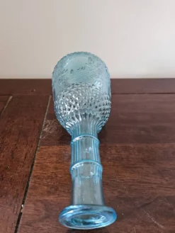Petite carafe vintage en verre bleu turquoise moulé à décor floral