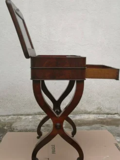 PETITE COIFFEUSE DE DAME EN ACAJOU STYLE RESTAURATION DU XIXème SIÈCLE