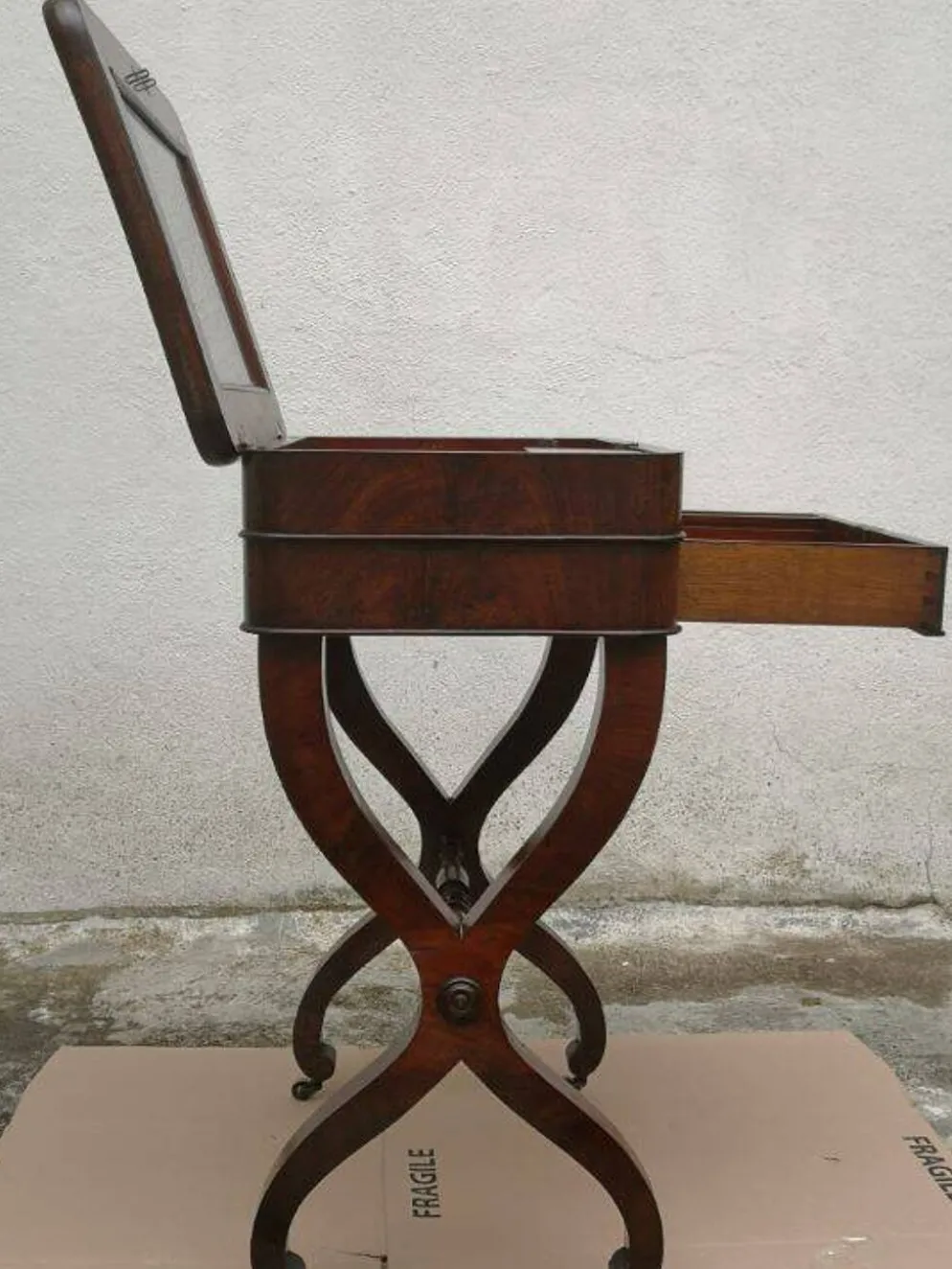 PETITE COIFFEUSE DE DAME EN ACAJOU STYLE RESTAURATION DU XIXème SIÈCLE