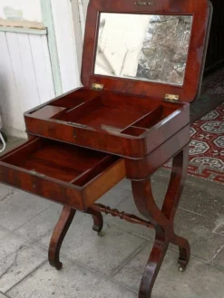 PETITE COIFFEUSE DE DAME EN ACAJOU STYLE RESTAURATION DU XIXème SIÈCLE