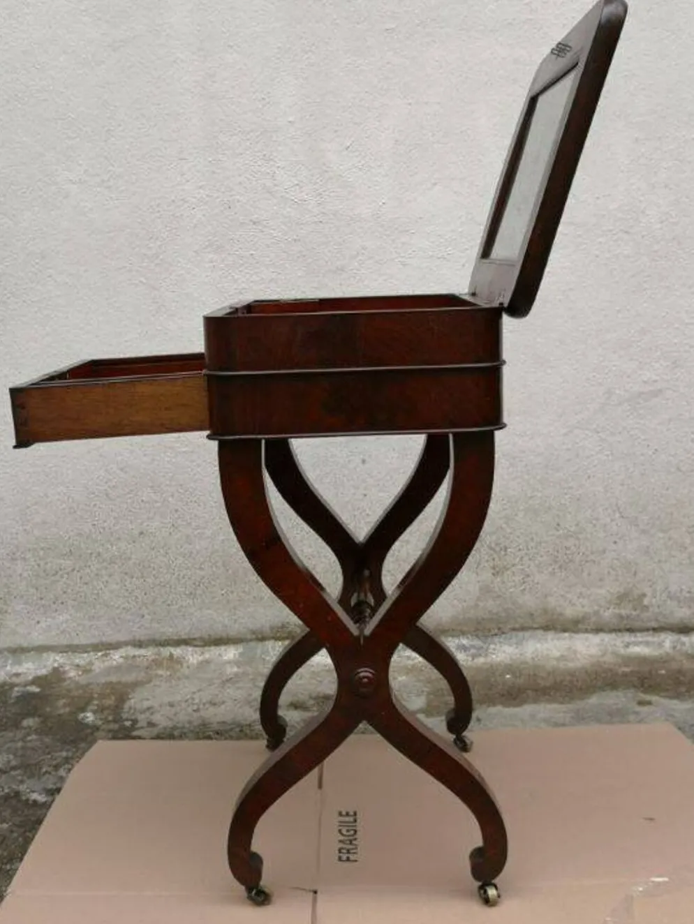 PETITE COIFFEUSE DE DAME EN ACAJOU STYLE RESTAURATION DU XIXème SIÈCLE