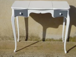 Petite coiffeuse en bois blanc