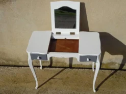 Petite coiffeuse en bois blanc