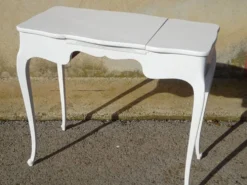 Petite coiffeuse en bois blanc