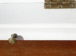Petite coiffeuse en bois blanc