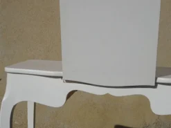 Petite coiffeuse en bois blanc