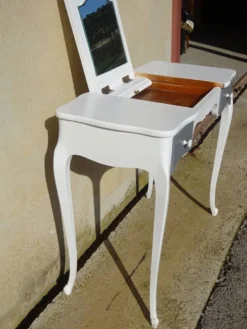 Petite coiffeuse en bois blanc
