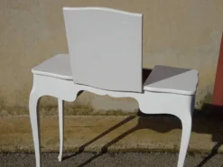 Petite coiffeuse en bois blanc