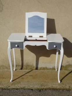 Petite coiffeuse en bois blanc