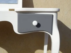 Petite coiffeuse en bois blanc