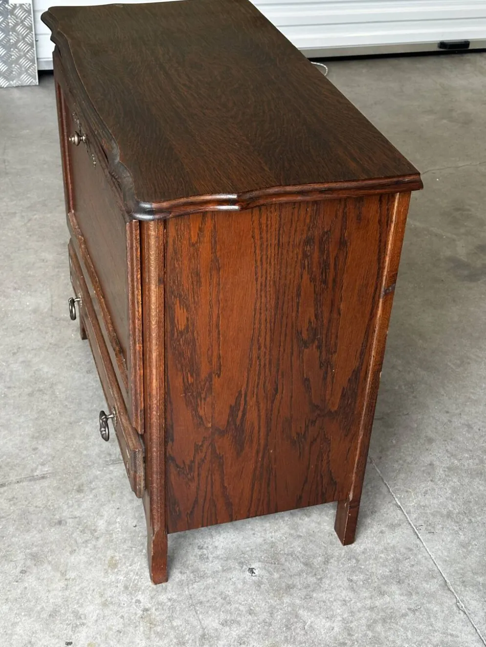 Petite commode en chêne à abattant – Mid-Century