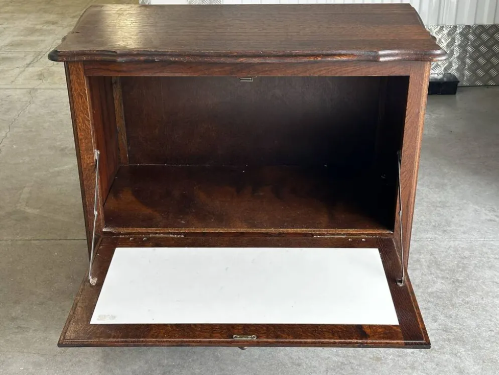 Petite commode en chêne à abattant – Mid-Century