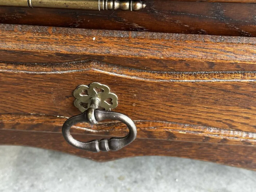 Petite commode en chêne à abattant – Mid-Century