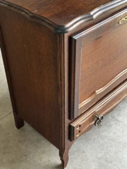 Petite commode en chêne à abattant – Mid-Century
