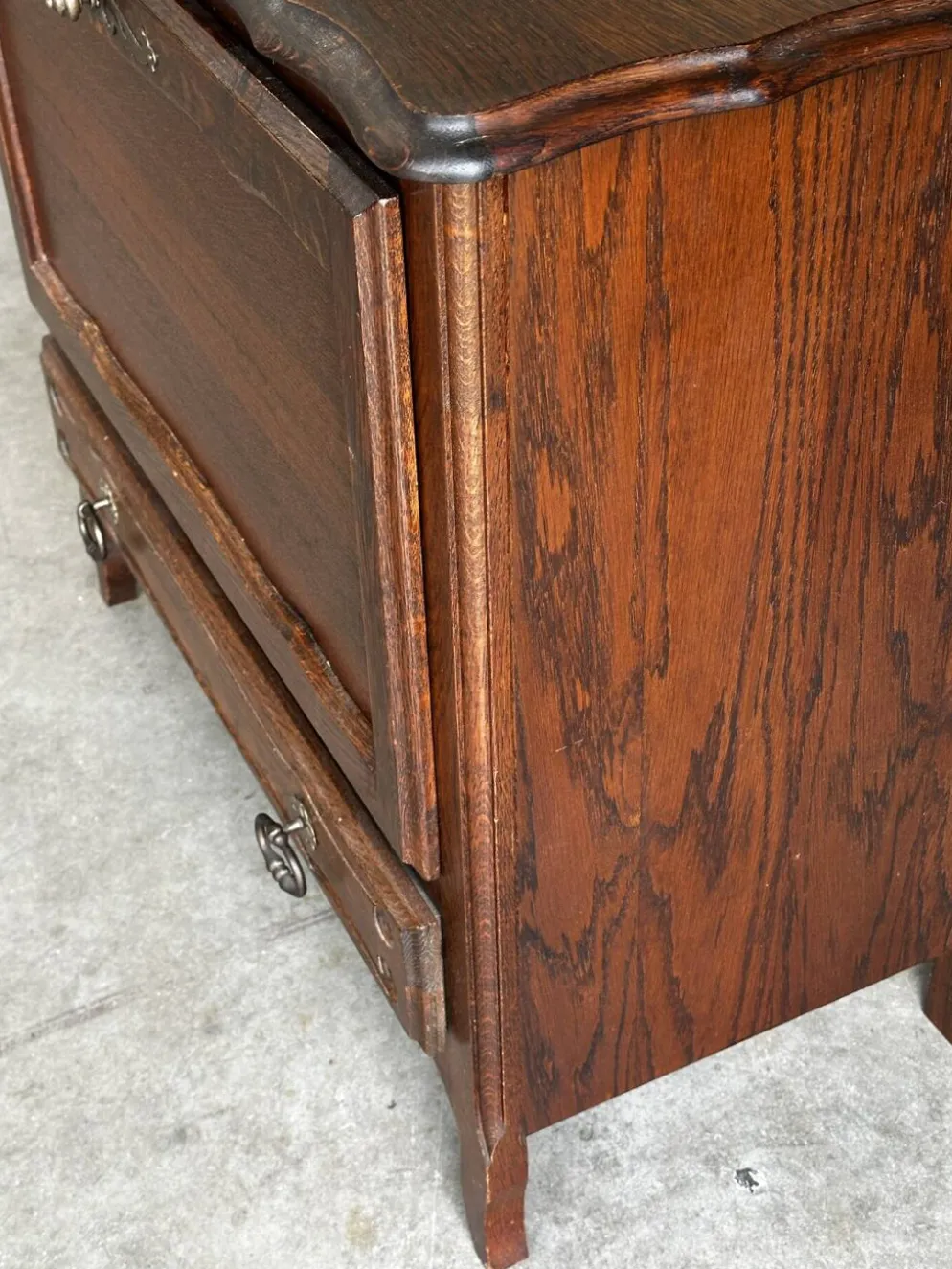 Petite commode en chêne à abattant – Mid-Century