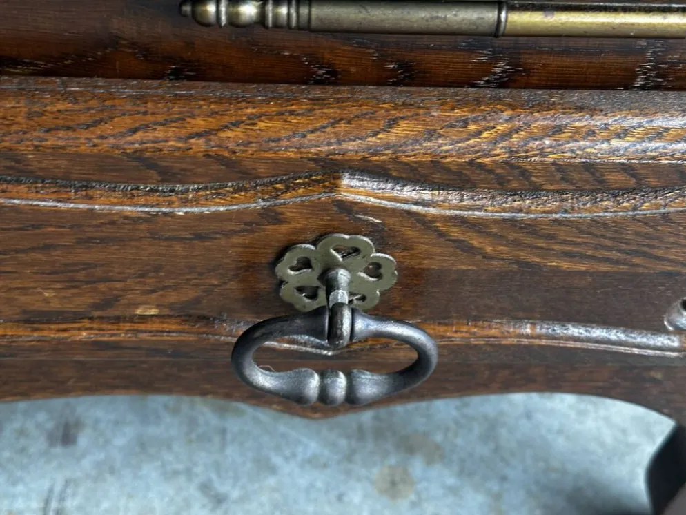 Petite commode en chêne à abattant – Mid-Century
