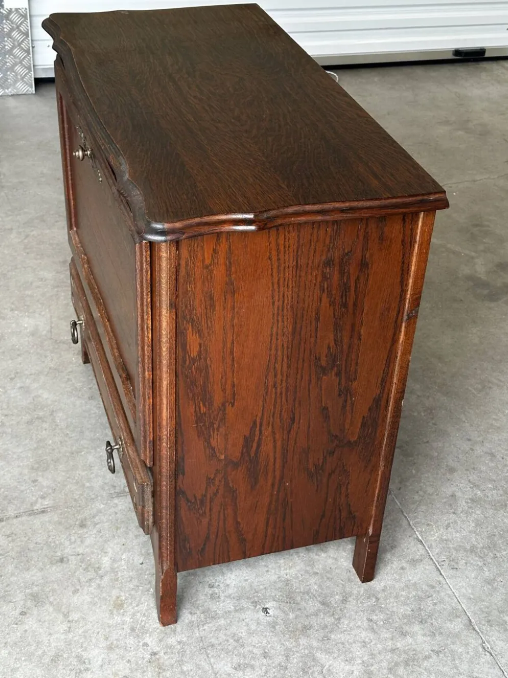 Petite commode en chêne à abattant – Mid-Century