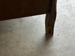 Petite commode en chêne à abattant – Mid-Century