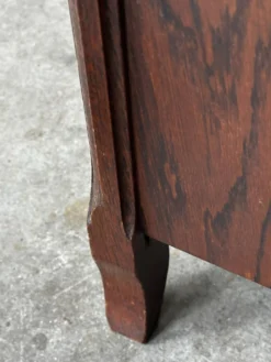 Petite commode en chêne à abattant – Mid-Century