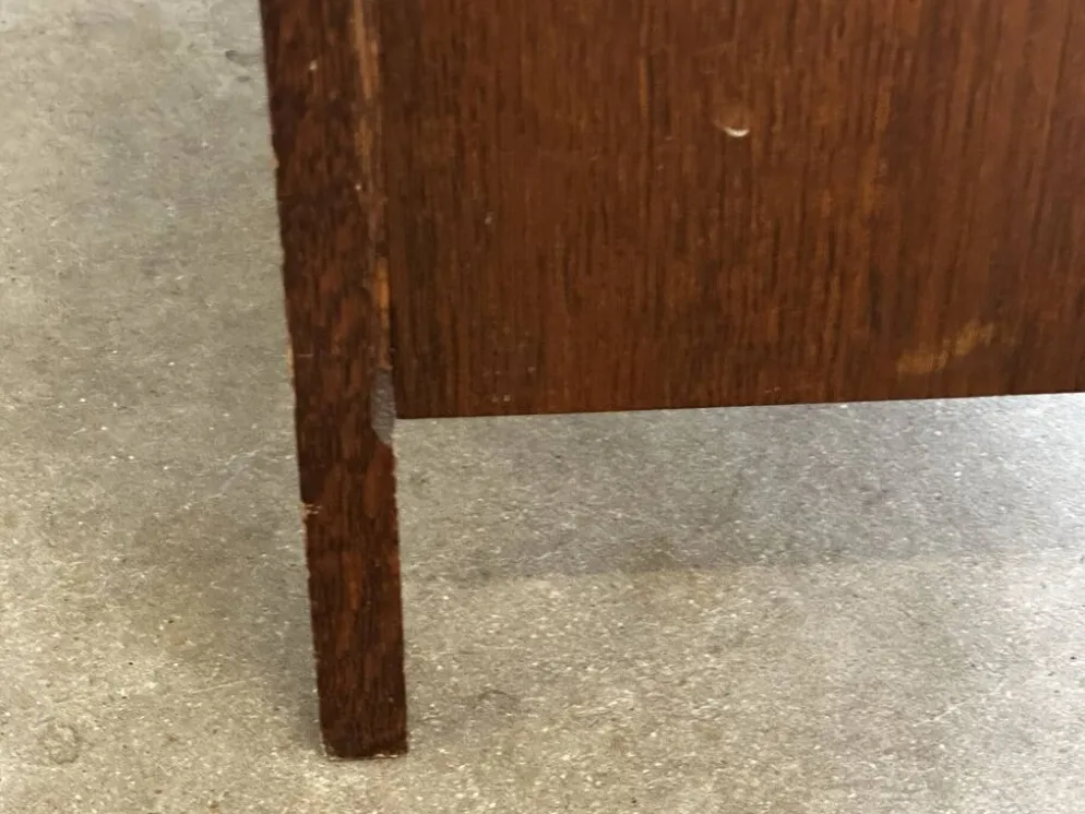 Petite commode en chêne à abattant – Mid-Century