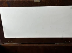 Petite commode en chêne à abattant – Mid-Century