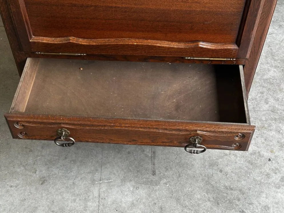 Petite commode en chêne à abattant – Mid-Century