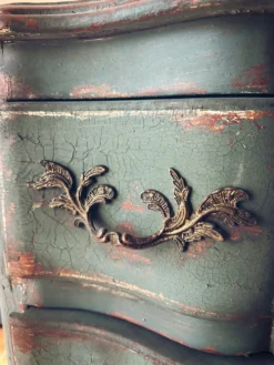 Petite commode patinée
