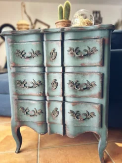 Petite commode patinée
