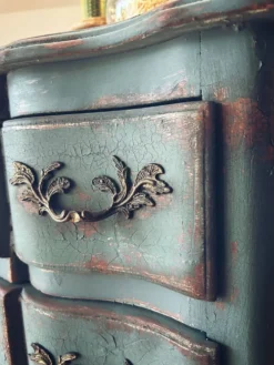 Petite commode patinée