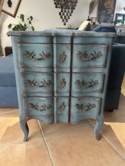 Petite commode patinée