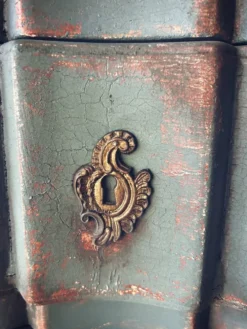 Petite commode patinée