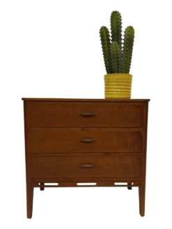 Petite commode vintage des années 1960 en chêne.